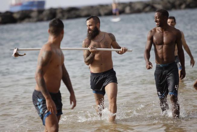 Crosas sale de la playa con el animal herido