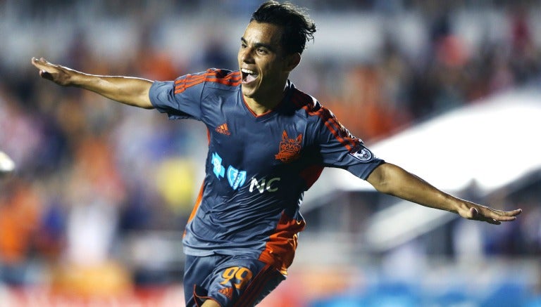 Omar Bravo celebra su primer gol con RailHawks