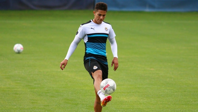 El Titán domina el balón en un entrenamiento