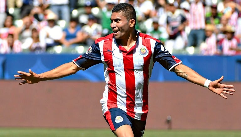 Orbelín Pineda festeja gol con Chivas