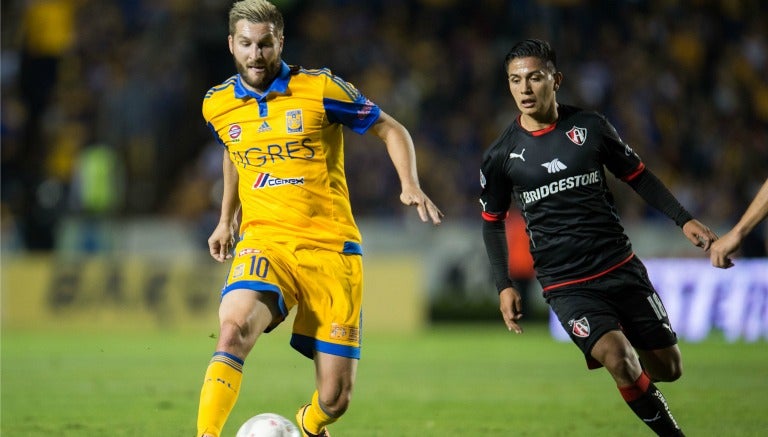 Gignac disputa el balón con Villalpando en el C2016