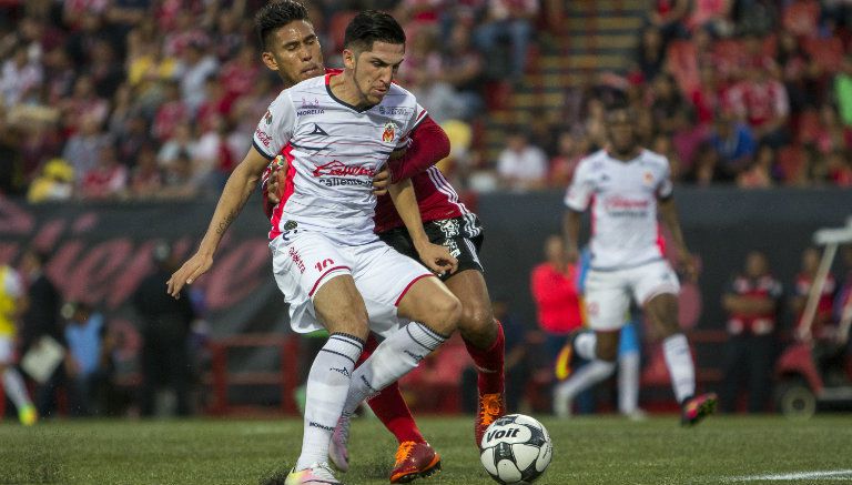 Diego Valdéz en la disputa por el esférico frente a Xolos