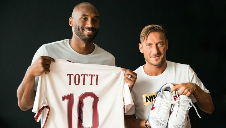 Kobe y Totti posan con objetos firmados 