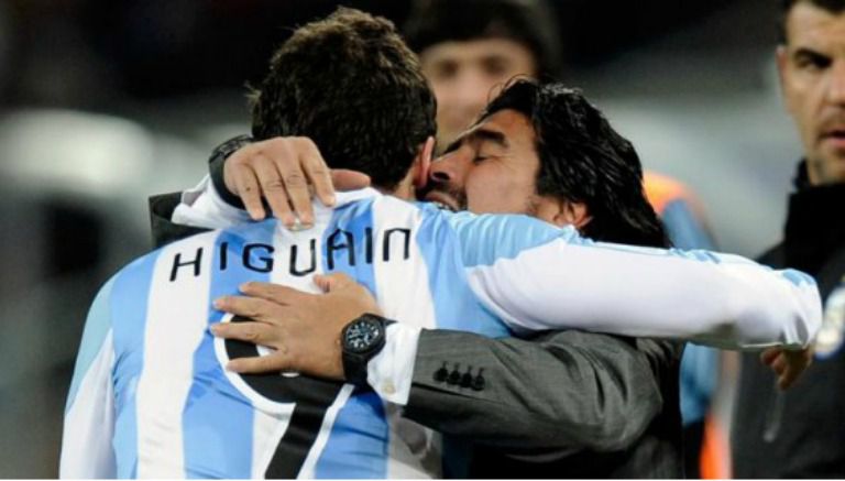 Diego Armando Maradona junto a Gonzalo Higuaín en el Mundial 2010