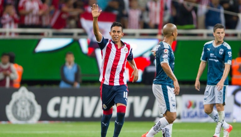 Nestor Calderón celebrando su primero gol con Chivas