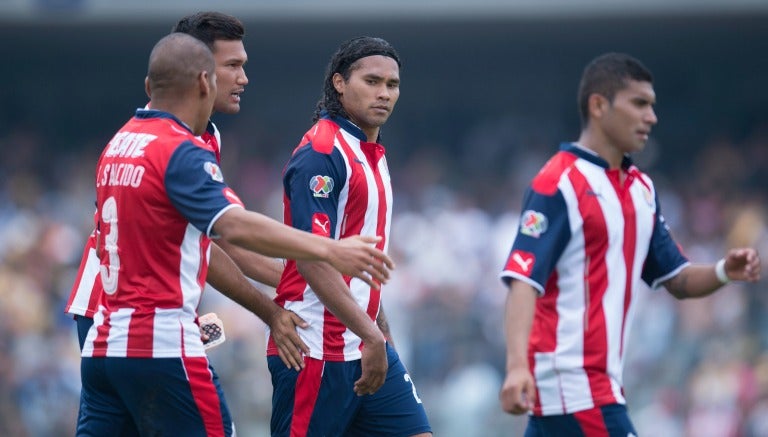 Jugadores de Chivas tras la derrota contra Pumas