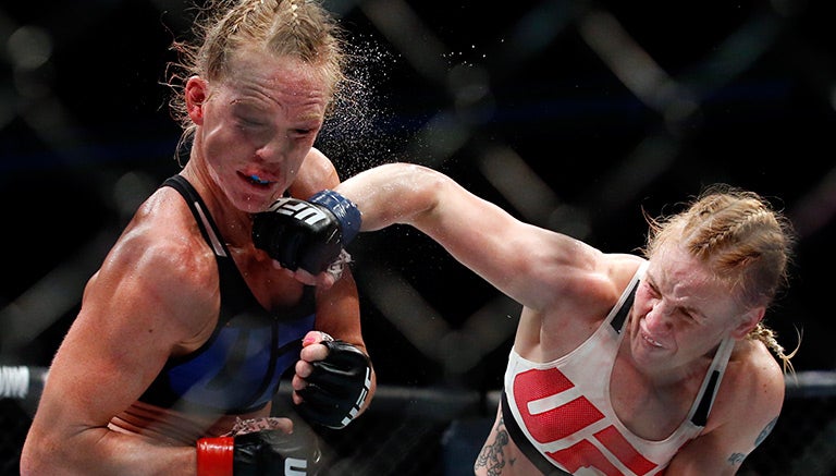 Valentina Shevchenko golpea el rostro de Holly Holm durante el combate