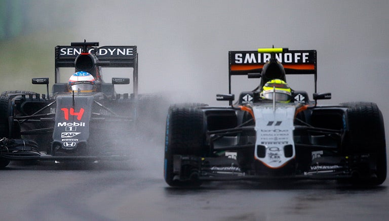 Checo Pérez mantiene el paso frente a Fernando Alonso, de McLaren, durante las qualys de Hungría