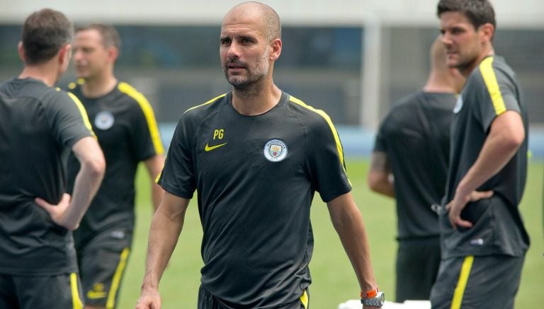 Pep Guardiola dirige un entrenamiento del Man City