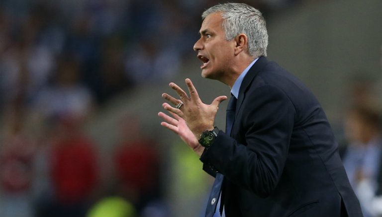 José Mourinho da indicaciones desde el banquillo