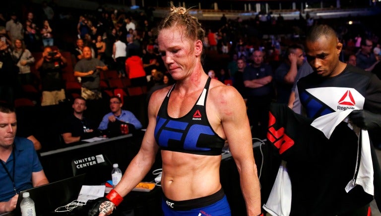 Holly Holm sale del octágono tras caer con Valentina Shevchenko