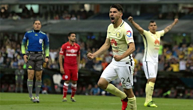 Oribe Peralta festeja uno de sus goles con el América durante el juego contra Toluca en A2016