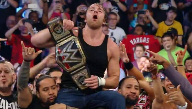 Ambrose festeja con sus compañeros de Smackdown