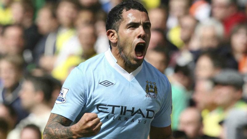 El Apache grita un gol con la playera del Manchester City