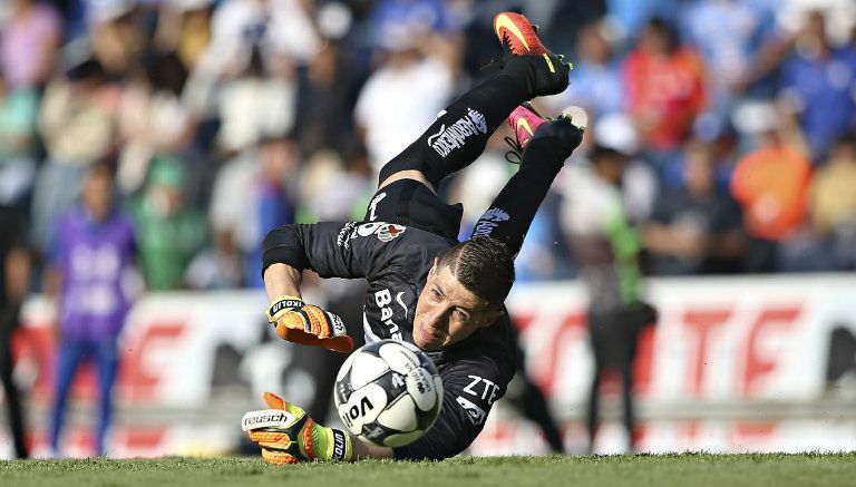 Pikolin Palacios ataja un balón