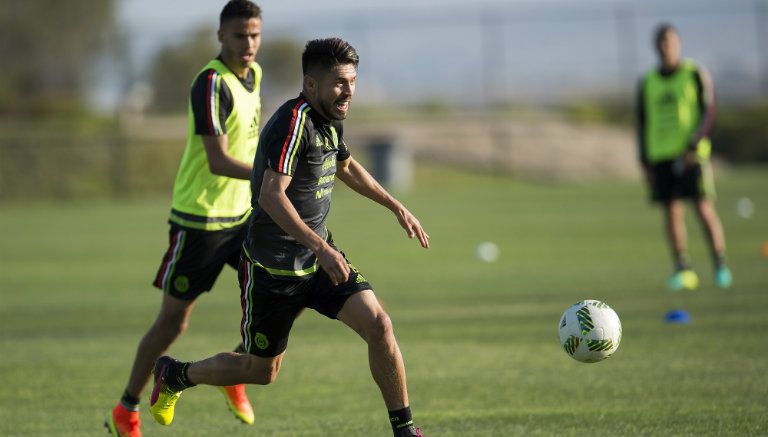 Oribe Peralta durante un entrenamiento de la Selección