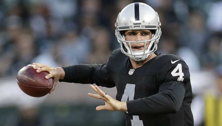 Derek Carr previo a lanzar un pase con los Raiders