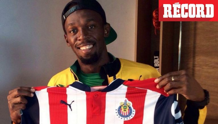 Usain Bolt sostiene la nueva playera de Chivas