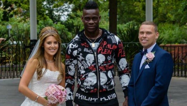 Balotelli posa con los novios en su sesión de fotos