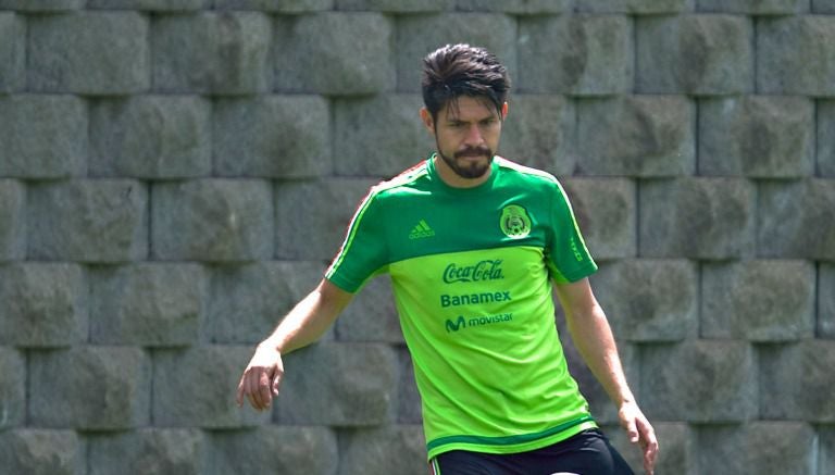 Oribe Peralta en un entrenamiento de la Selección Mexicana