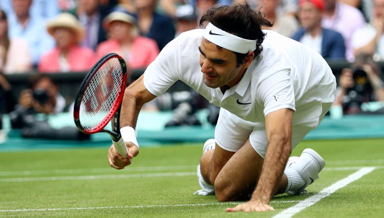 Roger Federer se lamenta tras caer en Wimbledon