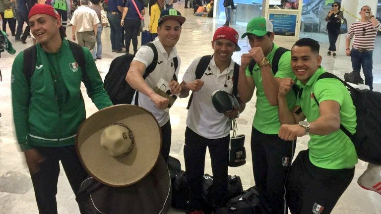 Boxeadores mexicanos, momentos previos a tomar vuelo rumbo a Brasil 