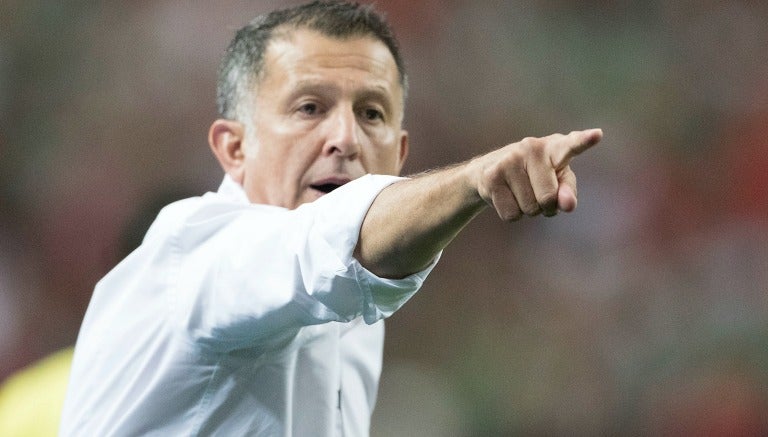 Juan Carlos Osorio da indicaciones en un partido de México