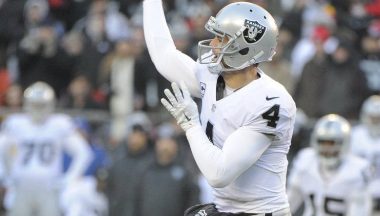 Derek Carr, en juego con Raiders 