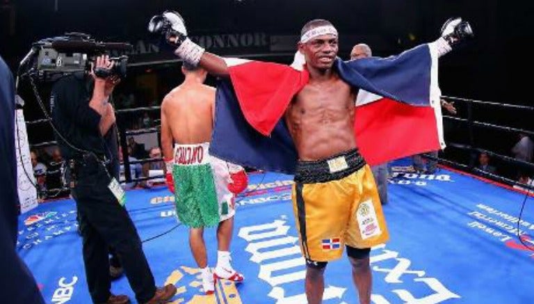 Jonathan Guzmán celebra tras salir victorioso en un combate