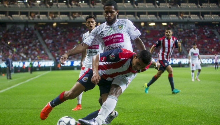 Dura pelea por el balón en el juego entre Chivas y Chiapas