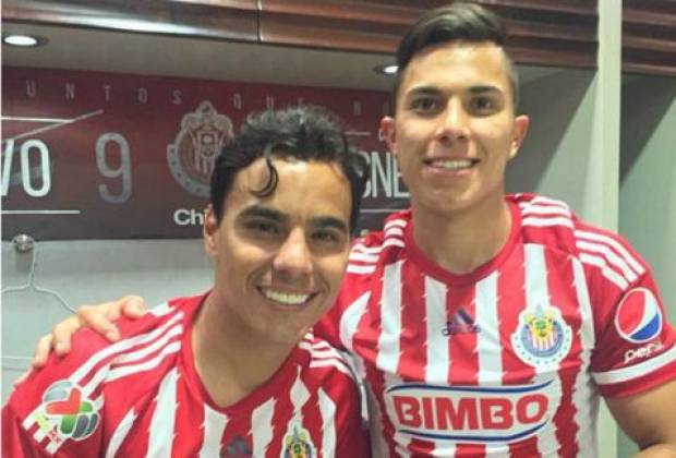 Salcedo posa junto a Bravo