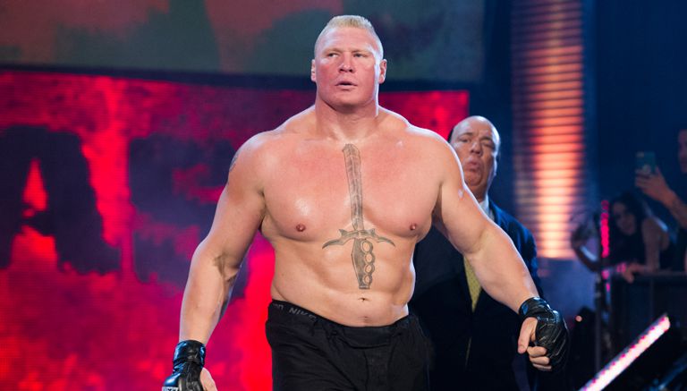 Brock Lesnar ingresa al ring durante un evento de WWE