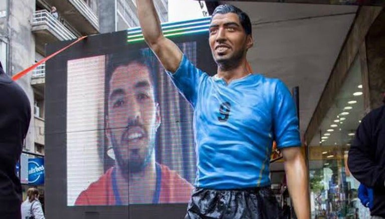 Así luce la escultura de Suárez en las calles de Uruguay