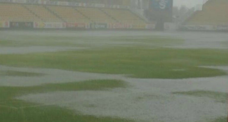 La cancha del Banorte completamente inundada