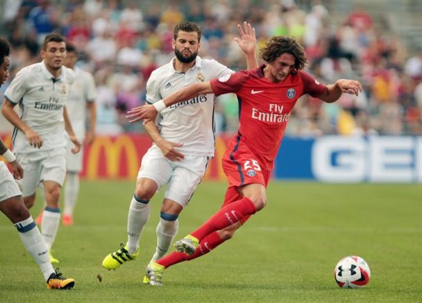 Rabiot conduce el balón entre los jugadores blancos