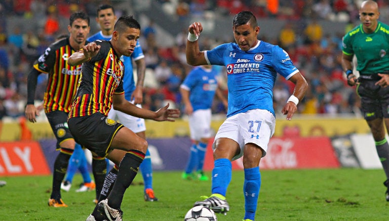 Benítez control balón en juego contra Leones Negros