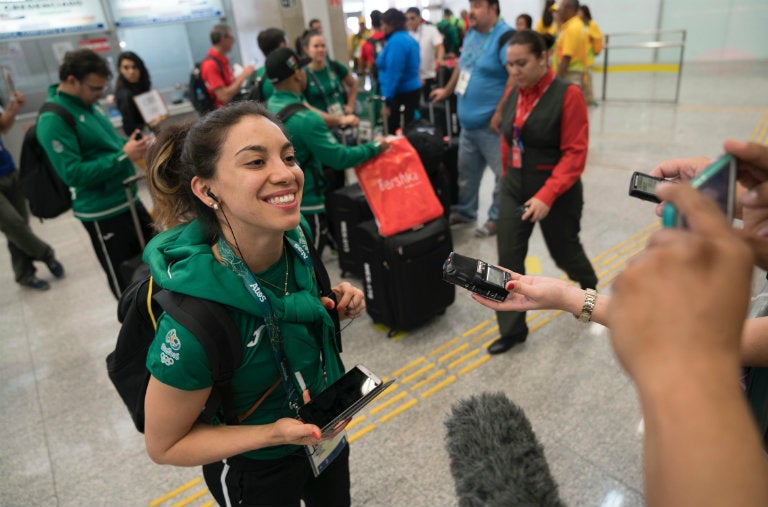 Ana Gabriela Bayardo atiende a los medios de comunicación