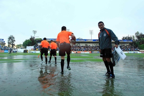 Estadio inundado en juego entre Celaya y Pumas