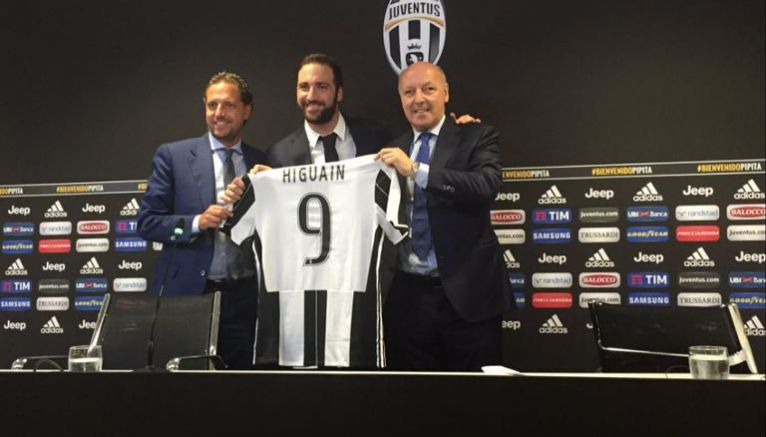 Higuaín posa con directivos de la Juventus