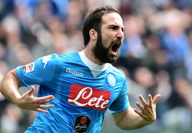 Higuaín celebra un gol con su exequipo