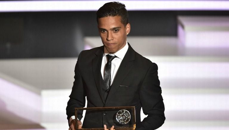 Wendell Lira recibe el premio Puskas