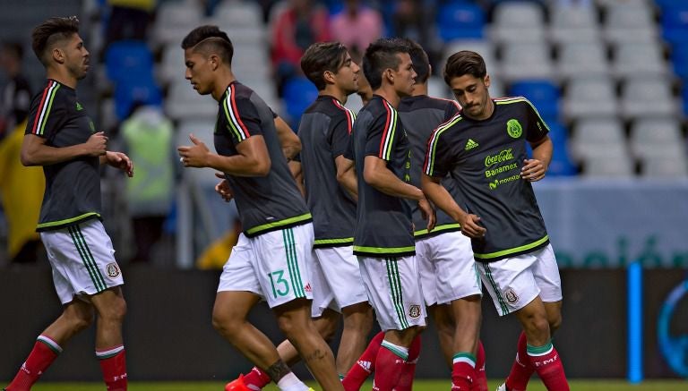 Jugadores mexicanos calientan previo al partido contra Argentina