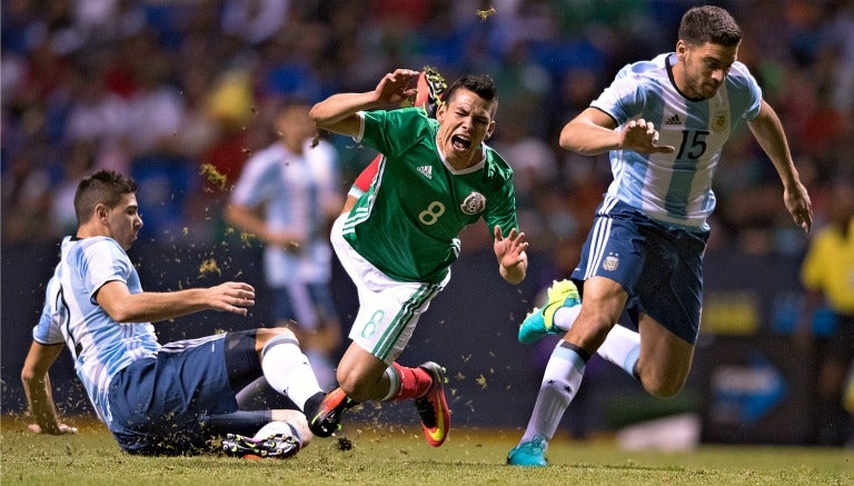 Hirving Lozano es golpeado por un jugador de Argentina