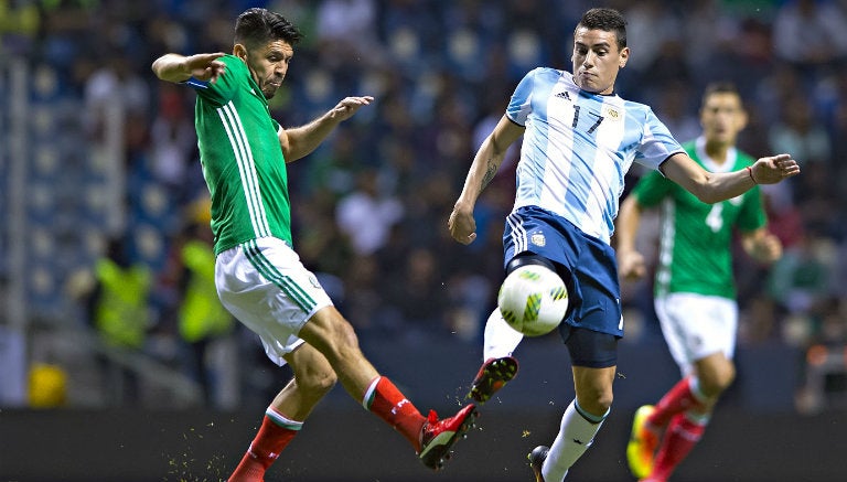 Oribe pelea el balón en juego contra Argentina 