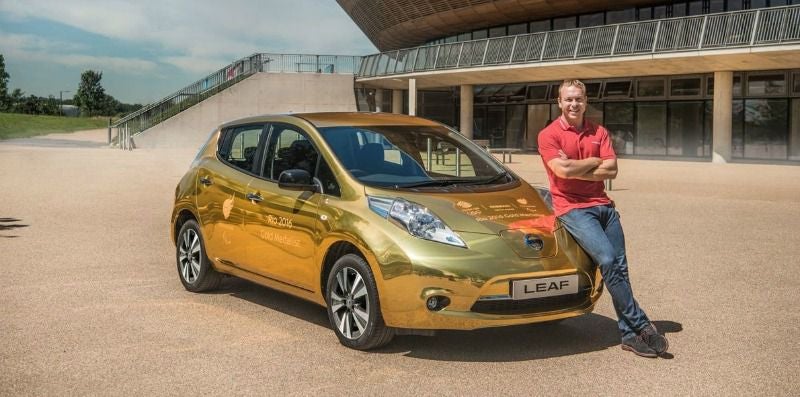 Chris Hoy posa con el auto en Londres