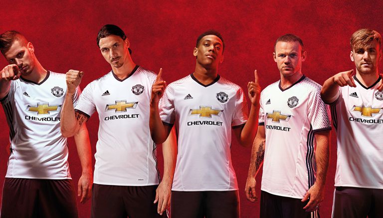 Jugadores del Manchester United posan con la nueva playera