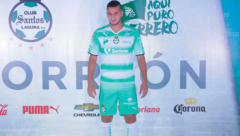 Pulpo González posa con la nueva playera de Santos