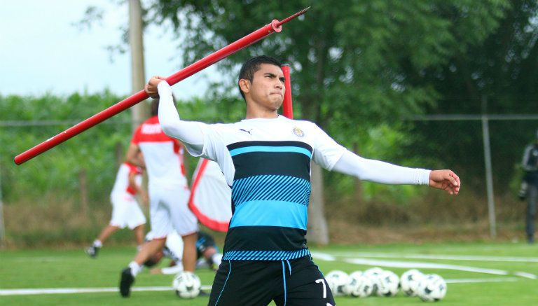 Orbelín Pineda durante un entrenamiento de Chivas