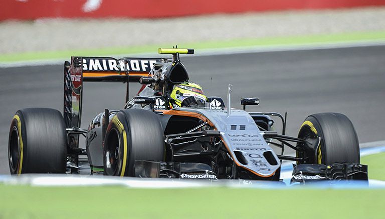 Checo Pérez, a bordo de su vehículo en las pruebas del Gran Premio de Alemania