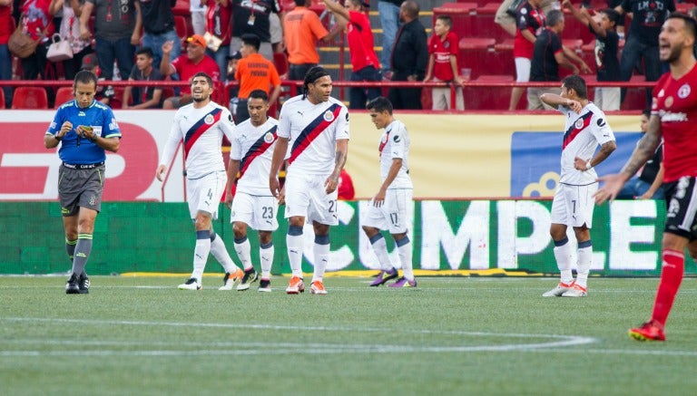 Jugadores de Chivas se lamentan en el partido frente a Xolos